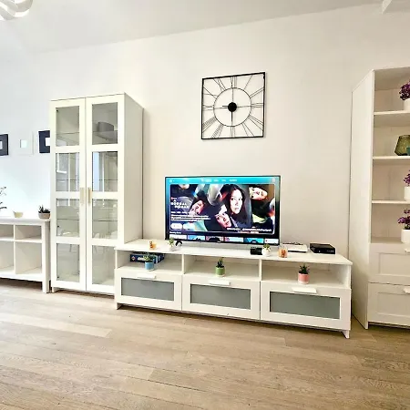 Chic Living Two Bedroom アパート *