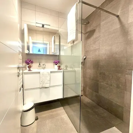 Chic Living Two Bedroom アパート *