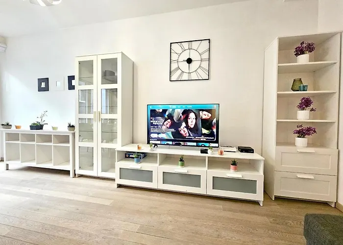 Chic Living Two Bedroom Apartment *