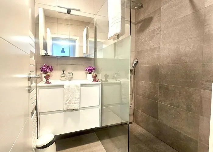 Chic Living Two Bedroom 아파트 *